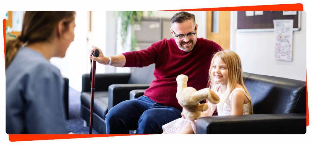 petite fille avec cadeau d'entreprise, peluche dans les mains