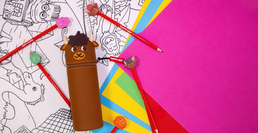 trousse crayons avec une mascotte